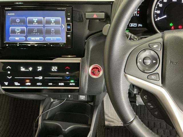 フィットハイブリッド Ｌホンダセンシング　ドラレコ　ナビ　Ｒカメラ　ブルートゥース　軽減ブレーキ　ＬＥＤ　サイドＳＲＳ　横滑り防止　ドライブレコーダー　フルセグテレビ　記録簿　パワーステアリング　盗難防止装置　オートクルーズ　ＥＴＣ車載器（3枚目）
