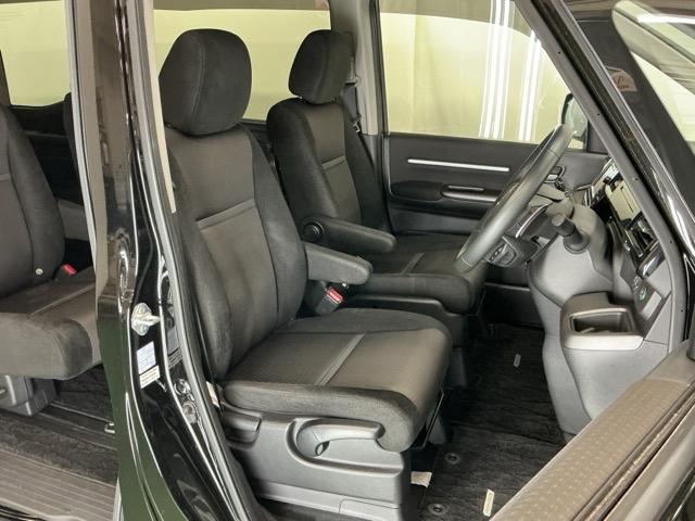 ステップワゴンスパーダ スパーダホンダセンシング　ディスプレイオーディオ　Ｒカメラ　ＴＶ　盗難防止　助手席エアバッグ　Ｗパワスラ　記録簿有　ＬＥＤライト　横滑り防止システム　オートエアコン　リアカメラ　ＵＳＢ　三列シート　アイドリングＳ　ＥＴＣ付（18枚目）