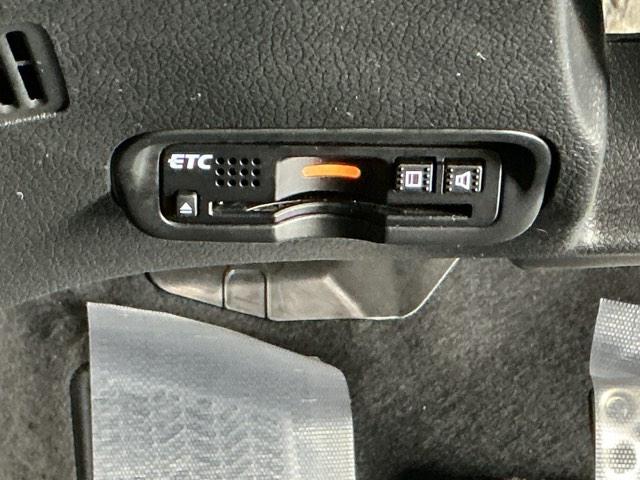 ヴェゼル ハイブリッドＲＳ・ホンダセンシング　ナビ　Ｒカメラ　ブルートゥース　フルセグ　ＥＴＣ付　定期点検記録簿　サイドＳＲＳ　フルオートエアコン　ＵＳＢ接続　両席エアバック　スマキー　オートクルーズコントロール　衝突軽減ブレーキシステム　イモビ（13枚目）