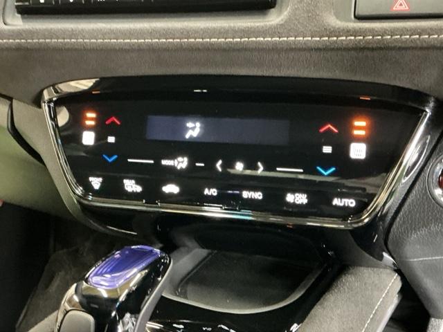 ヴェゼル ハイブリッドＲＳ・ホンダセンシング　ナビ　Ｒカメラ　ブルートゥース　フルセグ　ＥＴＣ付　定期点検記録簿　サイドＳＲＳ　フルオートエアコン　ＵＳＢ接続　両席エアバック　スマキー　オートクルーズコントロール　衝突軽減ブレーキシステム　イモビ（14枚目）