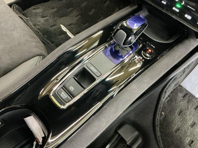 ヴェゼル ハイブリッドＲＳ・ホンダセンシング　ナビ　Ｒカメラ　ブルートゥース　フルセグ　ＥＴＣ付　定期点検記録簿　サイドＳＲＳ　フルオートエアコン　ＵＳＢ接続　両席エアバック　スマキー　オートクルーズコントロール　衝突軽減ブレーキシステム　イモビ（17枚目）