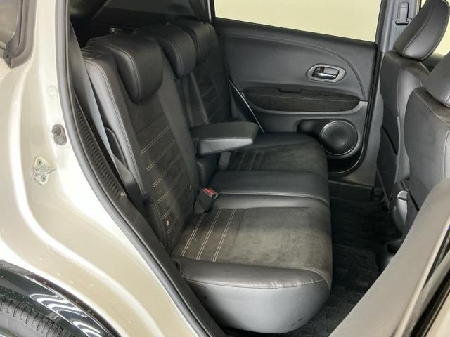ヴェゼル ハイブリッドＲＳ・ホンダセンシング　ナビ　Ｒカメラ　ブルートゥース　フルセグ　ＥＴＣ付　定期点検記録簿　サイドＳＲＳ　フルオートエアコン　ＵＳＢ接続　両席エアバック　スマキー　オートクルーズコントロール　衝突軽減ブレーキシステム　イモビ（21枚目）