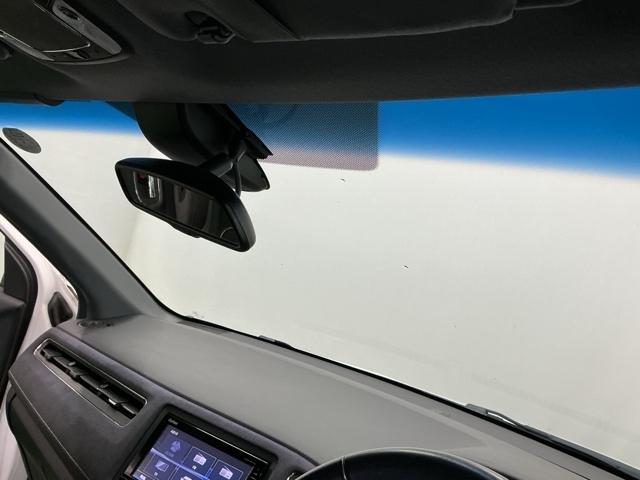 ヴェゼル ハイブリッドＲＳ・ホンダセンシング　ナビ　Ｒカメラ　ブルートゥース　フルセグ　ＥＴＣ付　定期点検記録簿　サイドＳＲＳ　フルオートエアコン　ＵＳＢ接続　両席エアバック　スマキー　オートクルーズコントロール　衝突軽減ブレーキシステム　イモビ（28枚目）