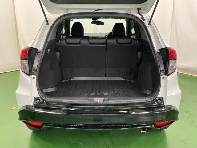 ヴェゼル ハイブリッドＲＳ・ホンダセンシング　ナビ　Ｒカメラ　ブルートゥース　フルセグ　ＥＴＣ付　定期点検記録簿　サイドＳＲＳ　フルオートエアコン　ＵＳＢ接続　両席エアバック　スマキー　オートクルーズコントロール　衝突軽減ブレーキシステム　イモビ（29枚目）