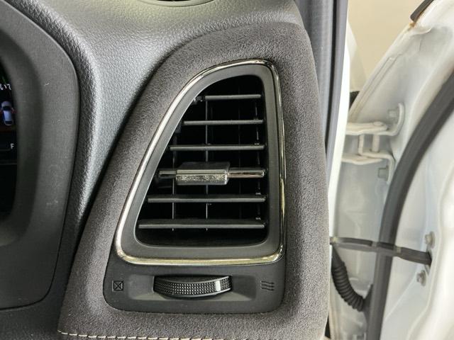 ヴェゼル ハイブリッドＲＳ・ホンダセンシング　ナビ　Ｒカメラ　ブルートゥース　フルセグ　ＥＴＣ付　定期点検記録簿　サイドＳＲＳ　フルオートエアコン　ＵＳＢ接続　両席エアバック　スマキー　オートクルーズコントロール　衝突軽減ブレーキシステム　イモビ（54枚目）