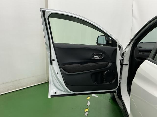 ヴェゼル ハイブリッドＲＳ・ホンダセンシング　ナビ　Ｒカメラ　ブルートゥース　フルセグ　ＥＴＣ付　定期点検記録簿　サイドＳＲＳ　フルオートエアコン　ＵＳＢ接続　両席エアバック　スマキー　オートクルーズコントロール　衝突軽減ブレーキシステム　イモビ（63枚目）