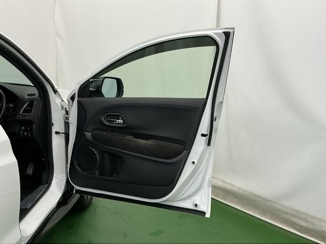 ヴェゼル ハイブリッドＲＳ・ホンダセンシング　ナビ　Ｒカメラ　ブルートゥース　フルセグ　ＥＴＣ付　定期点検記録簿　サイドＳＲＳ　フルオートエアコン　ＵＳＢ接続　両席エアバック　スマキー　オートクルーズコントロール　衝突軽減ブレーキシステム　イモビ（64枚目）