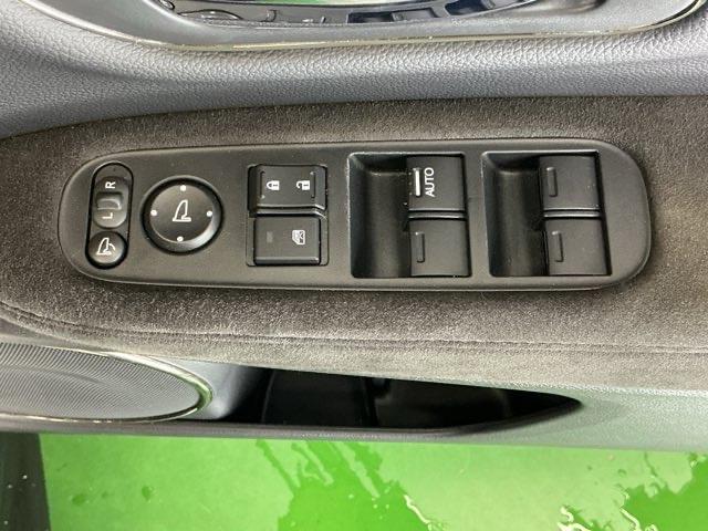 ヴェゼル ハイブリッドＲＳ・ホンダセンシング　ナビ　Ｒカメラ　ブルートゥース　フルセグ　ＥＴＣ付　定期点検記録簿　サイドＳＲＳ　フルオートエアコン　ＵＳＢ接続　両席エアバック　スマキー　オートクルーズコントロール　衝突軽減ブレーキシステム　イモビ（72枚目）