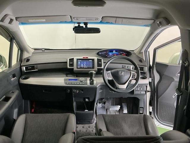 フリードハイブリッド ジャストセレクション　ナビ　Ｒカメラ　ブルートゥース　フルセグ　セキュリティー　横滑り防止機能　記録簿　地デジ　エアバック　ＤＶＤ再生可能　キーレスエントリー　ＰＳ　ＥＴＣ　３列　サイドカーテンエアバック　ＡＢＳ（2枚目）