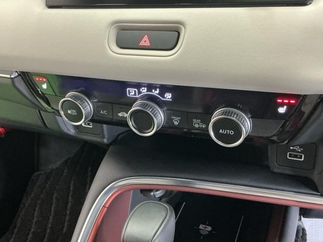 ヴェゼル e:HEVPLaY ナビ Rカメラ ブルートゥース フルセグ 衝突被害軽減ブレーキ カーテンエアバッグ 盗難防止装置 アイドルストップ Pセンサー ABS ESC フルオートエアコン リアカメラ シートヒータ エアバッグ(15枚目)