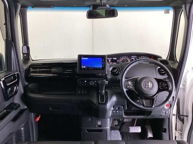 パーキングブレーキはフット式なので運転席と助手席の間はすっきり、移動も楽々です。さっと手が届く位置にＡＴセレクトレバーやエアコンスイッチなどがあり操作性に優れています