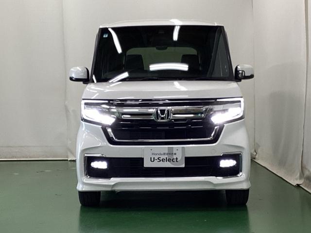 ＬＥＤヘッドライトを装備しています。ＬＥＤヘッドライトはとても明るく、雨の日や夜間走行も安全・安心です。オートライトコントロール付きで周囲の明るさに応じて自動で点灯・消灯します