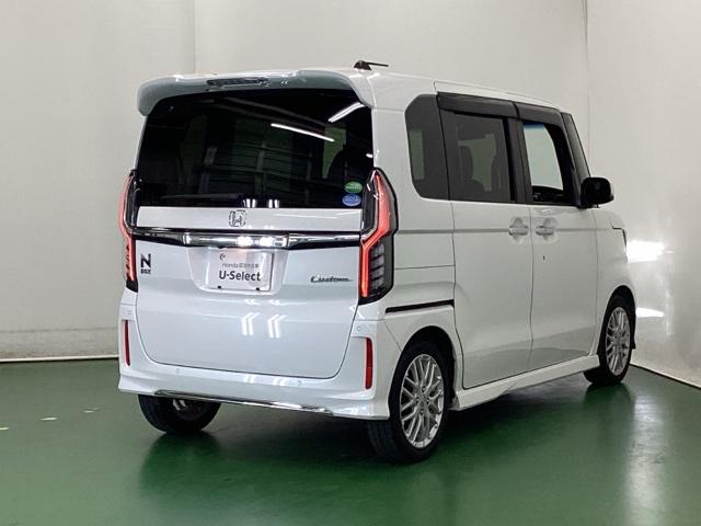 大型テールゲートスポイラー装備でフォルムもスタイリッシュにしています。高速走行時には走行安定性能に優れていて、低燃費にも大きく貢献します