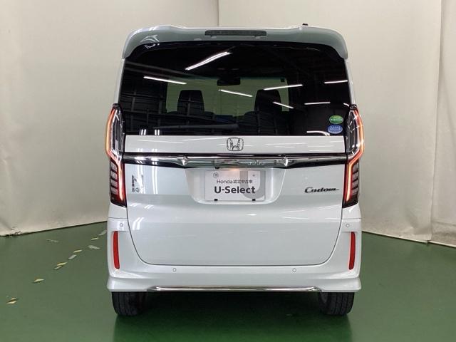 汚れが付着しやすいリヤガラスにはリヤワイパーが付いています。フロントのワイパーがＯＮの時はシフトレバーをリバースに入れるとリヤワイパーがリンクして作動、クリヤーな視界が保てます。