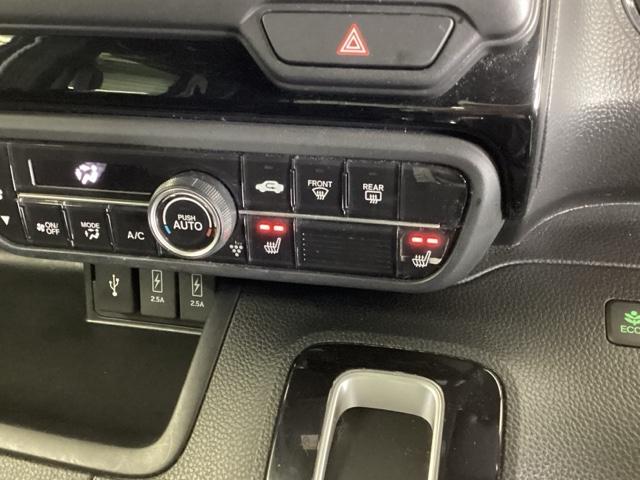 運転席／助手席シートヒーターで寒い日もすぐに温かくなり快適に過ごせます。２段階の温度調整が可能です