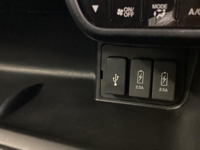 ＵＳＢ入力端子ついてます。ＵＳＢメモリを接続して音楽ファイル、画像ファイル、動画ファイルなどをナビ画面で楽しめます　※一部のディスプレイオーディオ、ＣＤチューナーの場合は音楽ファイルのみとなります