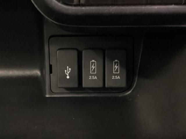 ２．５アンペア急速ＵＳＢチャージャー搭載。スマートフォンなどの充電にとっても便利です