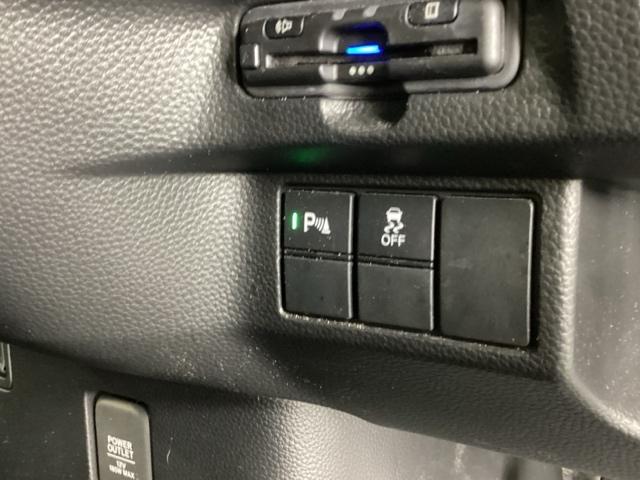 パーキングセンサーシステムは走行中に障害物が迫ると音と表示でお知らせ、低速走行時時の安心感を高めます