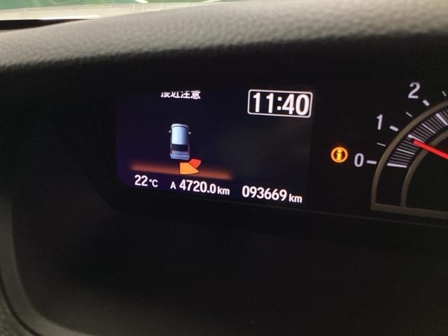 パーキングセンサーシステムは走行中に障害物が迫ると音と表示でお知らせ、低速走行時時の安心感を高めます