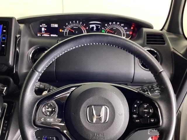 ステアリング右手側に安全運転支援機能のホンダセンシングをコントロールするスイッチ、左手側にオーディオ関連のコントロールスイッチを配置、視線を逸らすことなく運転に集中できます