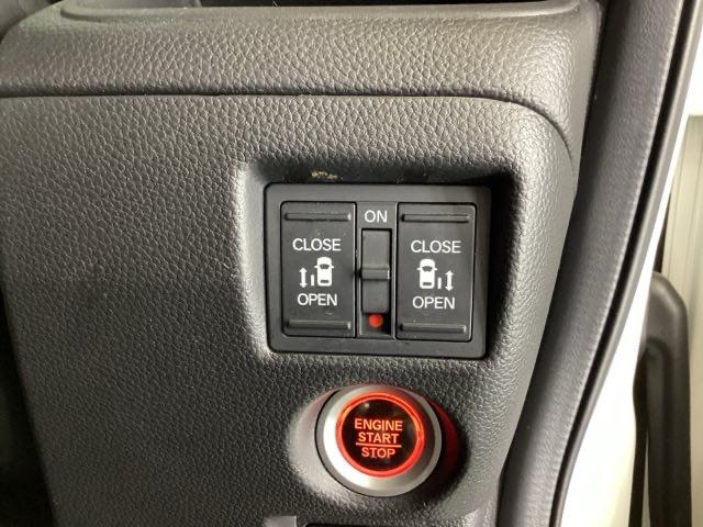 パワースライドドアの開閉はスマートキーのリモコンやドアノブは勿論、運転席側のスイッチ操作でも開閉ができ、安全・簡単です