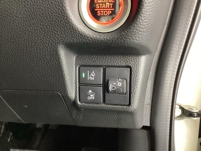 路外逸脱抑制機能は車が車線からはみ出しそうなときに車線内に戻すようにドライバーへお知らせします