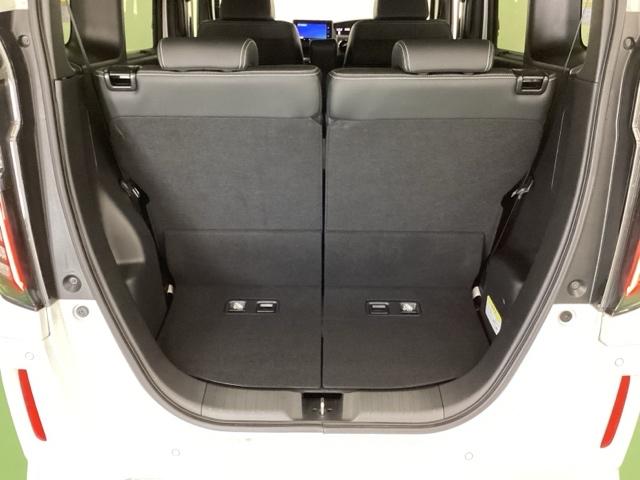 リクライニングの角度が調整できたり折りたたんだり、いろいろな使い方ができる広くて使い勝手のいい荷室。※一部、角度調整などができない車種もございます