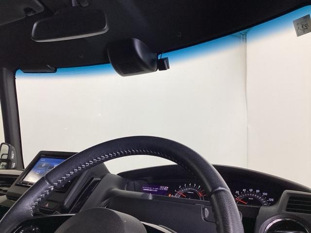 ハーフシェイドフロントウインドウ【Ｆガラス上端の青色透かし】を装備しています。広いフロントガラスで視界を確保しつつ眩しさを軽減、有と無しではずいぶん違いますよ