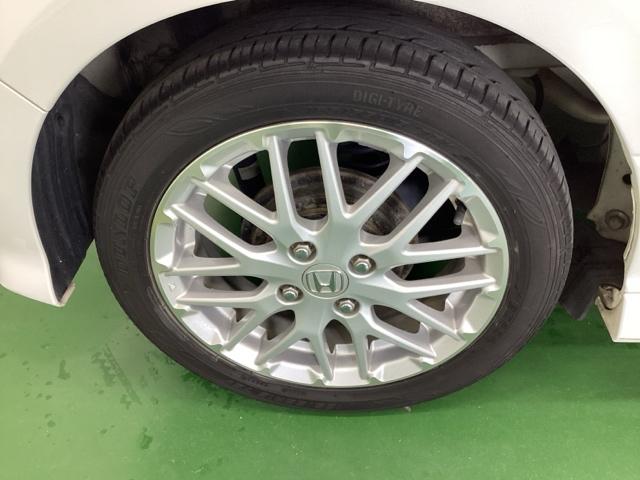 純正アルミホイールです。足元が引き立つので、車全体のイメージがアップしますよ！