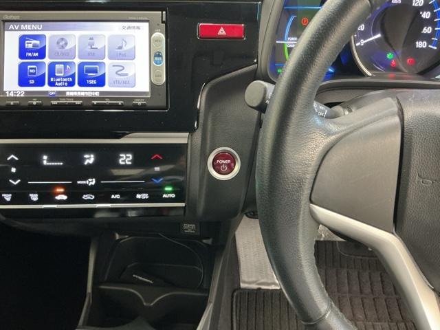 フィットハイブリッド Ｌパッケージ　ナビ　ＤＶＤ　ＣＤ　ワンセグＴＶ　ＥＴＣ　ＬＥＤ　ＥＣＯＮ　オートクルーズコントロール　イモビライザー　１セグＴＶ　ＥＳＣ　ＡＵＴＯエアコン　ＡＢＳ　運転席助手席エアバッグ　運転席エアバック（3枚目）