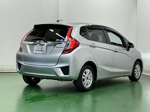 フィットハイブリッド Ｌパッケージ　ナビ　ＤＶＤ　ＣＤ　ワンセグＴＶ　ＥＴＣ　ＬＥＤ　ＥＣＯＮ　オートクルーズコントロール　イモビライザー　１セグＴＶ　ＥＳＣ　ＡＵＴＯエアコン　ＡＢＳ　運転席助手席エアバッグ　運転席エアバック（8枚目）