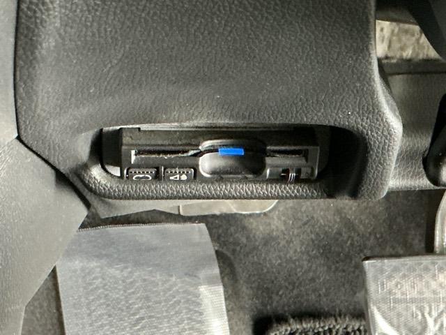 フィットハイブリッド Ｌパッケージ　ナビ　ＤＶＤ　ＣＤ　ワンセグＴＶ　ＥＴＣ　ＬＥＤ　ＥＣＯＮ　オートクルーズコントロール　イモビライザー　１セグＴＶ　ＥＳＣ　ＡＵＴＯエアコン　ＡＢＳ　運転席助手席エアバッグ　運転席エアバック（12枚目）