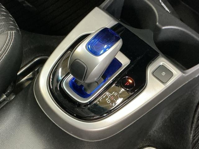 フィットハイブリッド Ｌパッケージ　ナビ　ＤＶＤ　ＣＤ　ワンセグＴＶ　ＥＴＣ　ＬＥＤ　ＥＣＯＮ　オートクルーズコントロール　イモビライザー　１セグＴＶ　ＥＳＣ　ＡＵＴＯエアコン　ＡＢＳ　運転席助手席エアバッグ　運転席エアバック（13枚目）