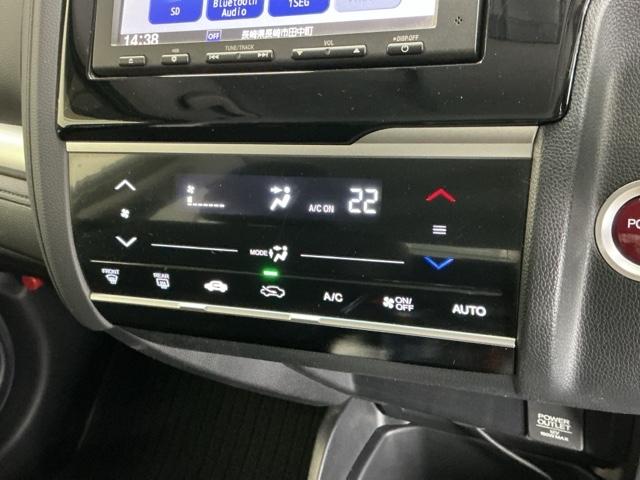 フィットハイブリッド Ｌパッケージ　ナビ　ＤＶＤ　ＣＤ　ワンセグＴＶ　ＥＴＣ　ＬＥＤ　ＥＣＯＮ　オートクルーズコントロール　イモビライザー　１セグＴＶ　ＥＳＣ　ＡＵＴＯエアコン　ＡＢＳ　運転席助手席エアバッグ　運転席エアバック（14枚目）
