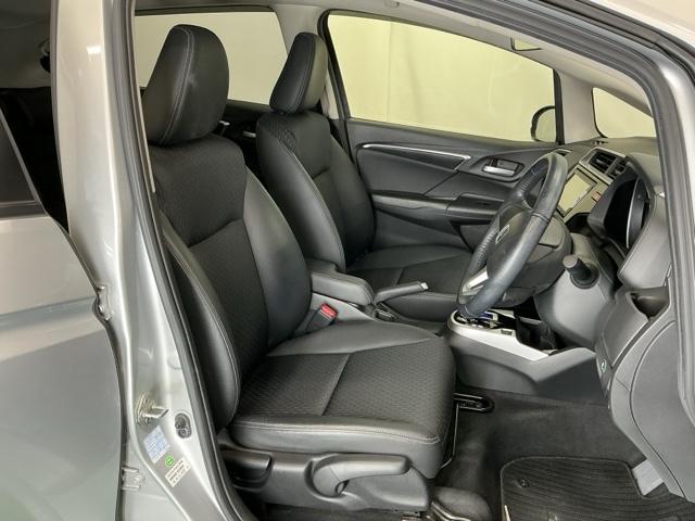 フィットハイブリッド Ｌパッケージ　ナビ　ＤＶＤ　ＣＤ　ワンセグＴＶ　ＥＴＣ　ＬＥＤ　ＥＣＯＮ　オートクルーズコントロール　イモビライザー　１セグＴＶ　ＥＳＣ　ＡＵＴＯエアコン　ＡＢＳ　運転席助手席エアバッグ　運転席エアバック（15枚目）