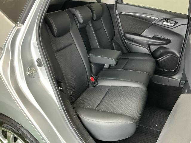 フィットハイブリッド Ｌパッケージ　ナビ　ＤＶＤ　ＣＤ　ワンセグＴＶ　ＥＴＣ　ＬＥＤ　ＥＣＯＮ　オートクルーズコントロール　イモビライザー　１セグＴＶ　ＥＳＣ　ＡＵＴＯエアコン　ＡＢＳ　運転席助手席エアバッグ　運転席エアバック（16枚目）