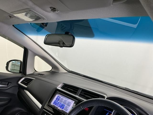 フィットハイブリッド Ｌパッケージ　ナビ　ＤＶＤ　ＣＤ　ワンセグＴＶ　ＥＴＣ　ＬＥＤ　ＥＣＯＮ　オートクルーズコントロール　イモビライザー　１セグＴＶ　ＥＳＣ　ＡＵＴＯエアコン　ＡＢＳ　運転席助手席エアバッグ　運転席エアバック（22枚目）