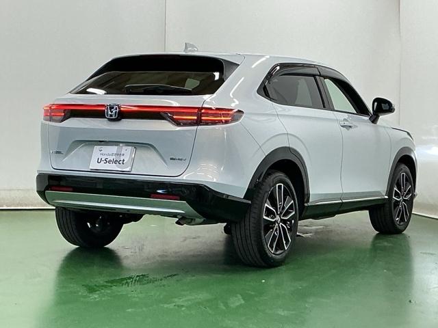 ヴェゼル ｅ：ＨＥＶＺ　コンビシート（プライムスムース×ファブリック）専用インテリア　衝突回避支援ブレーキ機能　スマキ　フルオートエアコン　エアバッグ　両席エアバック　記録簿付　パワーウィンドウ　ＬＥＤランプ　ソナー　ＡＢＳ（8枚目）