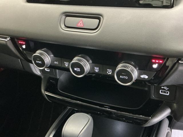 ヴェゼル ｅ：ＨＥＶＺ　コンビシート（プライムスムース×ファブリック）専用インテリア　衝突回避支援ブレーキ機能　スマキ　フルオートエアコン　エアバッグ　両席エアバック　記録簿付　パワーウィンドウ　ＬＥＤランプ　ソナー　ＡＢＳ（12枚目）
