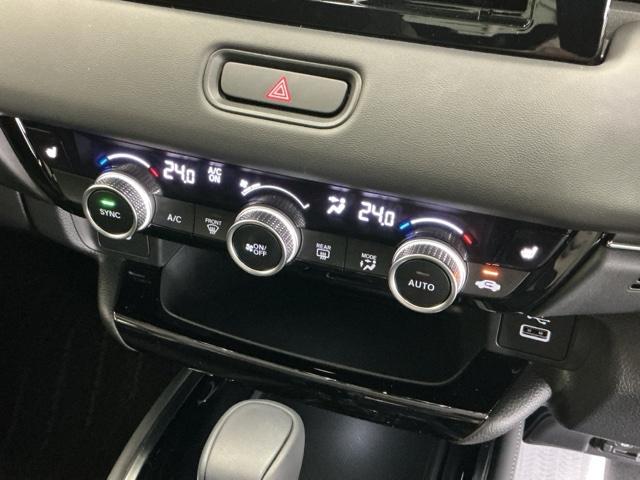 ヴェゼル ｅ：ＨＥＶＺ　コンビシート（プライムスムース×ファブリック）専用インテリア　衝突回避支援ブレーキ機能　スマキ　フルオートエアコン　エアバッグ　両席エアバック　記録簿付　パワーウィンドウ　ＬＥＤランプ　ソナー　ＡＢＳ（13枚目）