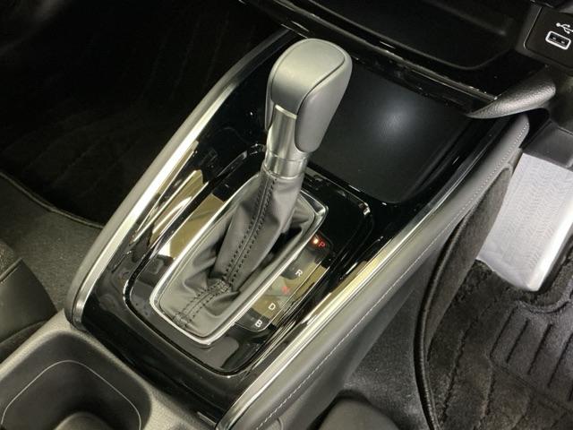 ヴェゼル ｅ：ＨＥＶＺ　コンビシート（プライムスムース×ファブリック）専用インテリア　衝突回避支援ブレーキ機能　スマキ　フルオートエアコン　エアバッグ　両席エアバック　記録簿付　パワーウィンドウ　ＬＥＤランプ　ソナー　ＡＢＳ（15枚目）