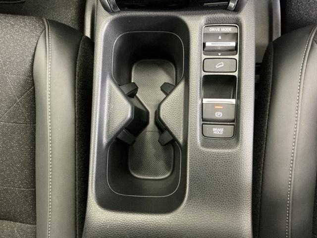 ヴェゼル ｅ：ＨＥＶＺ　コンビシート（プライムスムース×ファブリック）専用インテリア　衝突回避支援ブレーキ機能　スマキ　フルオートエアコン　エアバッグ　両席エアバック　記録簿付　パワーウィンドウ　ＬＥＤランプ　ソナー　ＡＢＳ（16枚目）