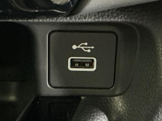 ヴェゼル ｅ：ＨＥＶＺ　コンビシート（プライムスムース×ファブリック）専用インテリア　衝突回避支援ブレーキ機能　スマキ　フルオートエアコン　エアバッグ　両席エアバック　記録簿付　パワーウィンドウ　ＬＥＤランプ　ソナー　ＡＢＳ（17枚目）