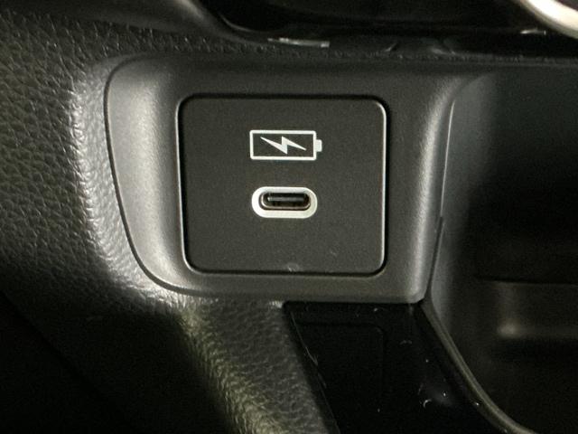 ヴェゼル ｅ：ＨＥＶＺ　コンビシート（プライムスムース×ファブリック）専用インテリア　衝突回避支援ブレーキ機能　スマキ　フルオートエアコン　エアバッグ　両席エアバック　記録簿付　パワーウィンドウ　ＬＥＤランプ　ソナー　ＡＢＳ（18枚目）