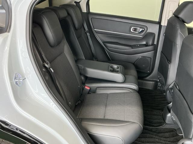 ヴェゼル ｅ：ＨＥＶＺ　コンビシート（プライムスムース×ファブリック）専用インテリア　衝突回避支援ブレーキ機能　スマキ　フルオートエアコン　エアバッグ　両席エアバック　記録簿付　パワーウィンドウ　ＬＥＤランプ　ソナー　ＡＢＳ（23枚目）