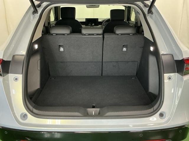 ヴェゼル ｅ：ＨＥＶＺ　コンビシート（プライムスムース×ファブリック）専用インテリア　衝突回避支援ブレーキ機能　スマキ　フルオートエアコン　エアバッグ　両席エアバック　記録簿付　パワーウィンドウ　ＬＥＤランプ　ソナー　ＡＢＳ（28枚目）