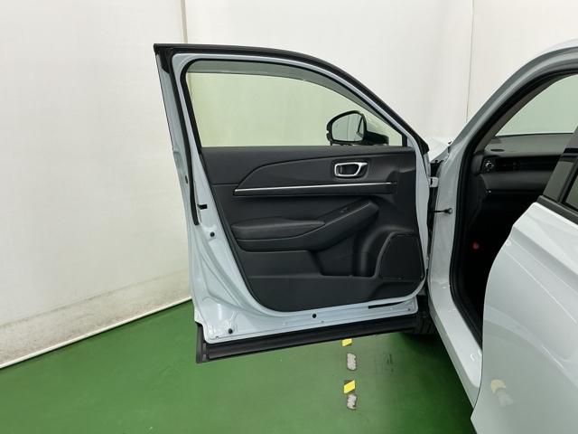 ヴェゼル ｅ：ＨＥＶＺ　コンビシート（プライムスムース×ファブリック）専用インテリア　衝突回避支援ブレーキ機能　スマキ　フルオートエアコン　エアバッグ　両席エアバック　記録簿付　パワーウィンドウ　ＬＥＤランプ　ソナー　ＡＢＳ（49枚目）