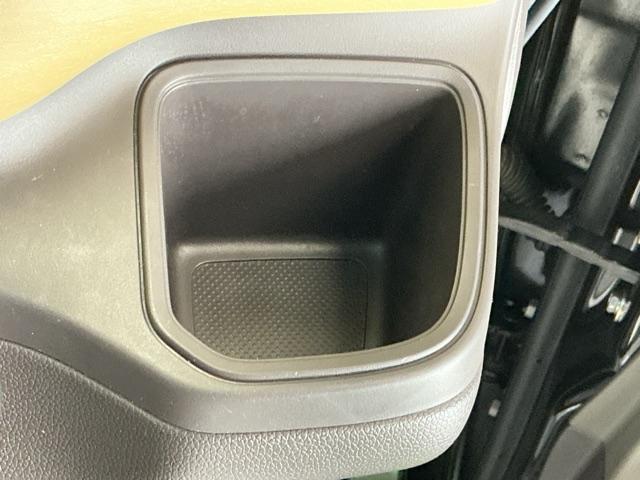 フリードハイブリッド ハイブリッド・Ｇホンダセンシング　ナビ　Ｒカメラ　ブルートゥース　フルセグ　軽減ブレーキ　キーフリーシステム　記録簿　ＤＶＤ再生可能　ＥＣＯＮ　後カメラ　Ａクルーズ　ＬＥＤヘッドランプ　横滑防止　パワーウインドウ　３列シート　ＥＴＣ付（16枚目）