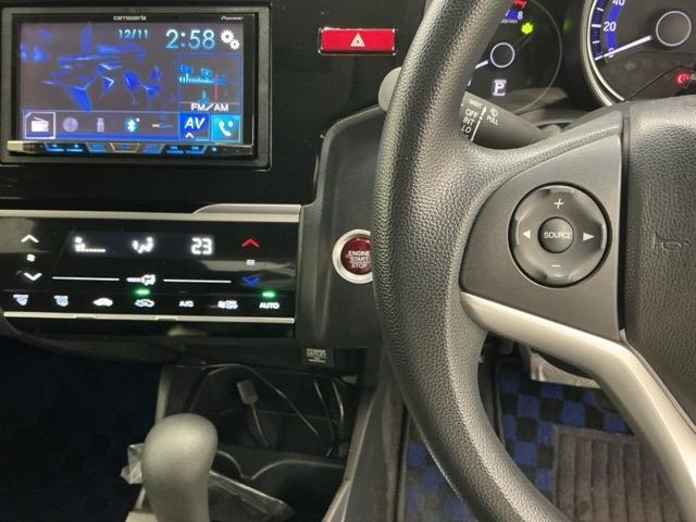 フィット 13G・Lパッケージ Rカメラ ブルートゥース CD ETC 軽減ブレーキ 盗難警報装置 Bカメ Sキー フルオートエアコン 整備記録簿 リモコンキー サイドSRS 横滑り防止機能 エアバック アイスト パワーウィンド(3枚目)