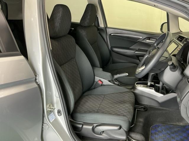 フィット 13G・Lパッケージ Rカメラ ブルートゥース CD ETC 軽減ブレーキ 盗難警報装置 Bカメ Sキー フルオートエアコン 整備記録簿 リモコンキー サイドSRS 横滑り防止機能 エアバック アイスト パワーウィンド(16枚目)